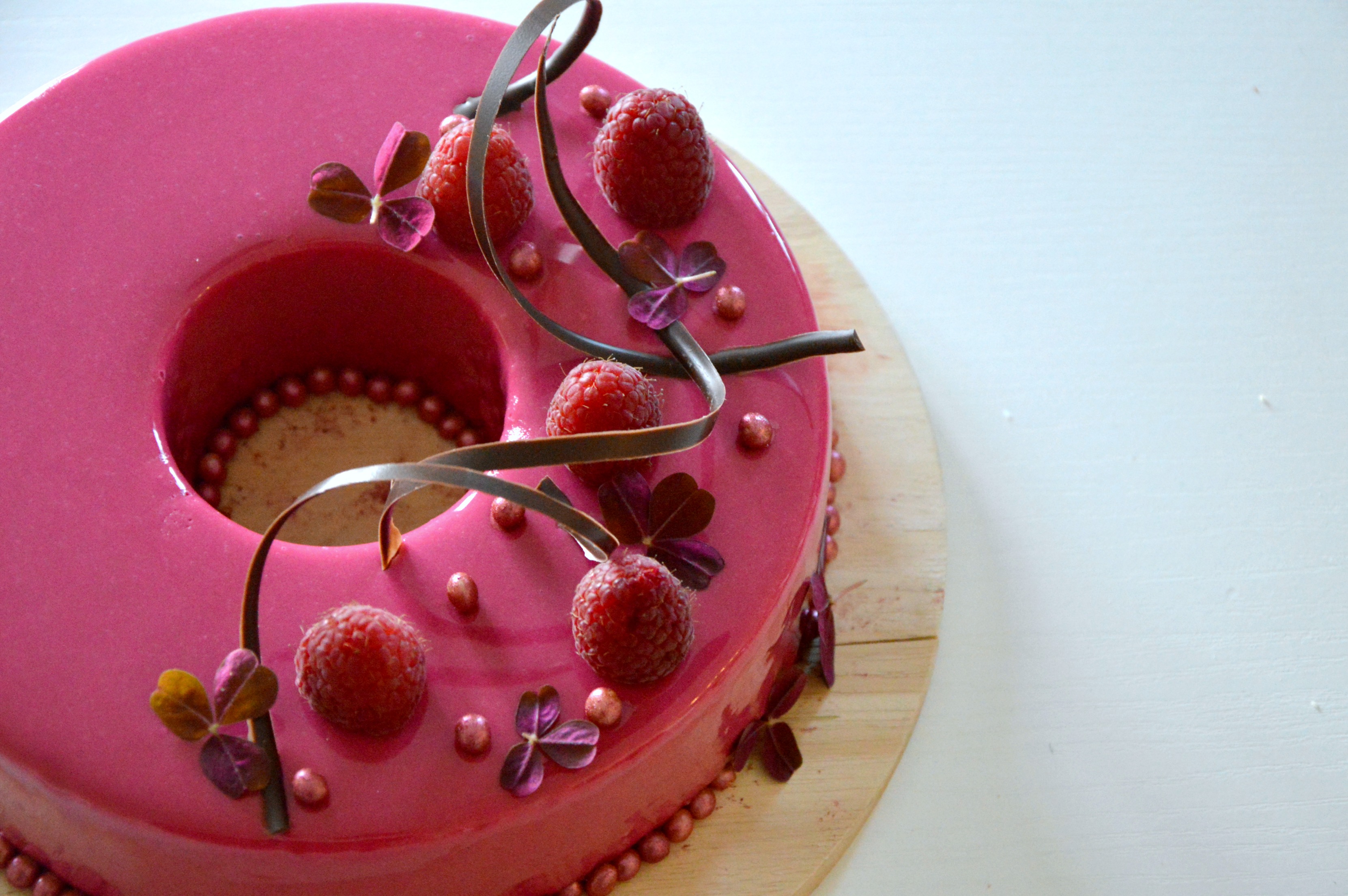 Valentines glaze kage med chokolade og hindbærmousse