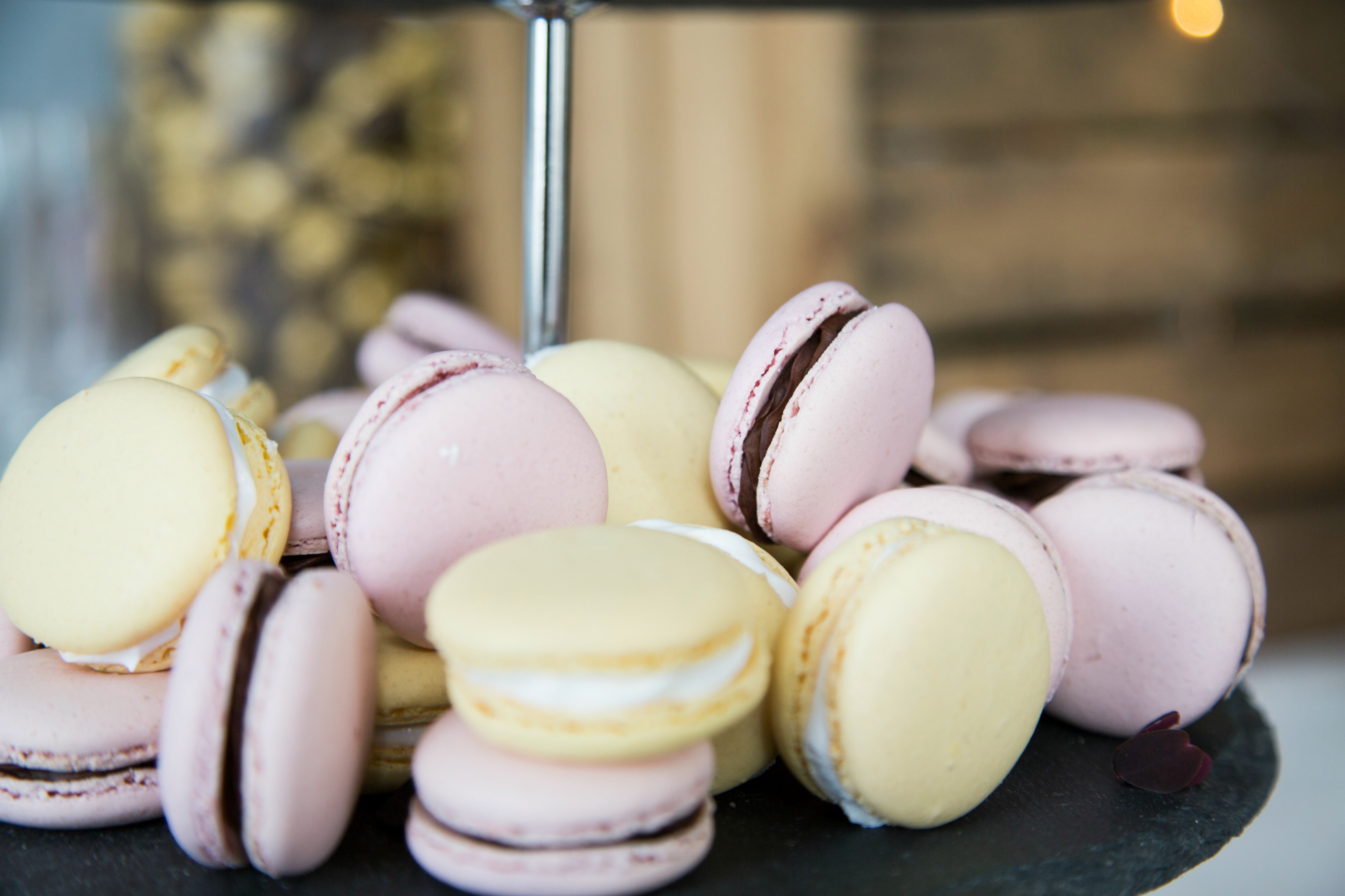 Macarons med chokoladeganache og hindbærcoulis – Bryllup