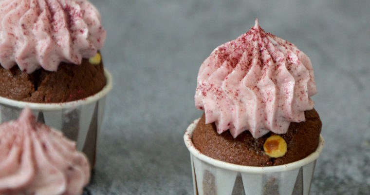 Mini chokolade cupcakes med solbær frosting