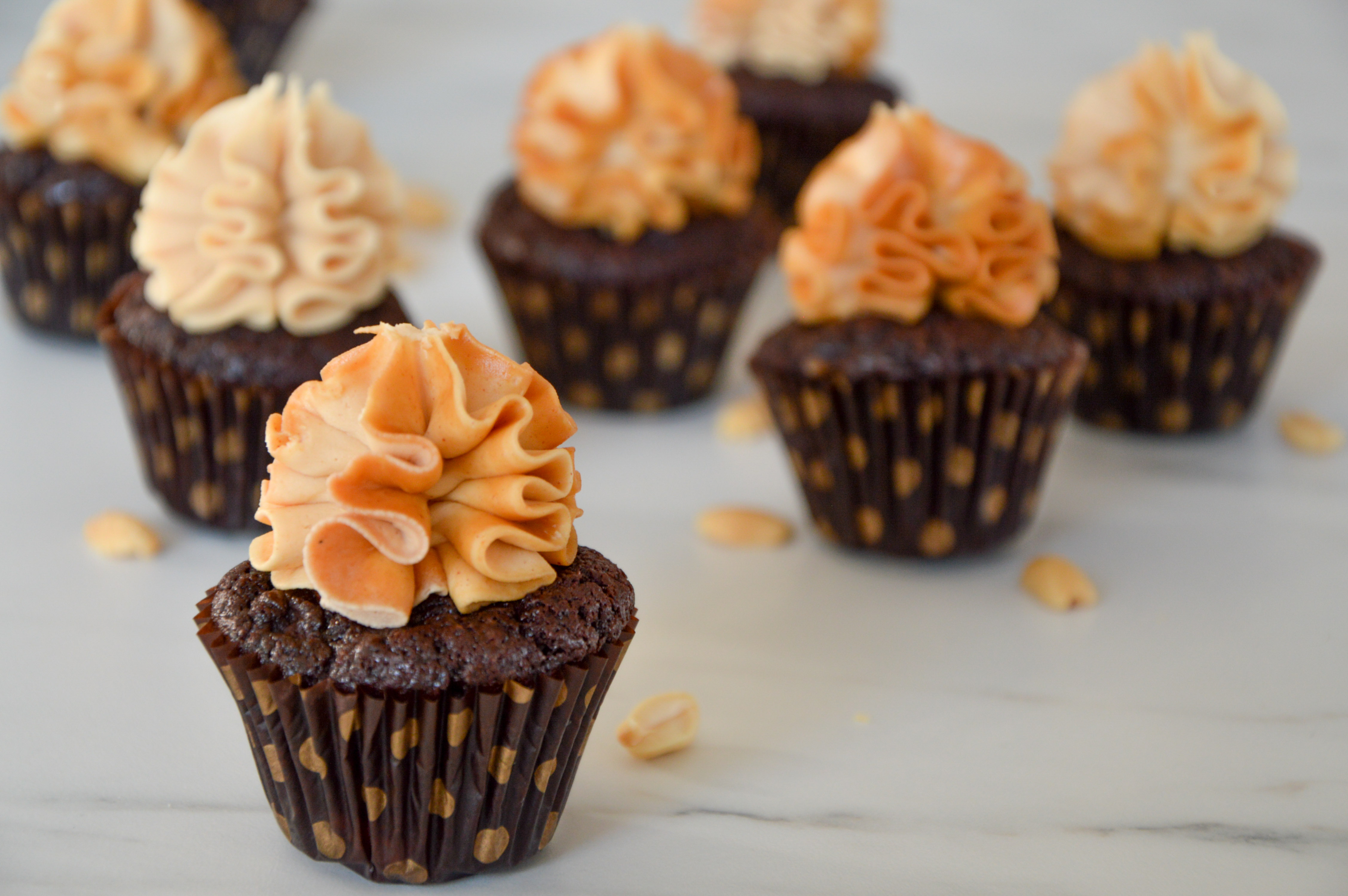 Mini cupcakes med banan og lækker frosting med peanutbutter