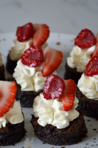 Kage tapas - Brownie bidder med cheesecake creme og friske bær